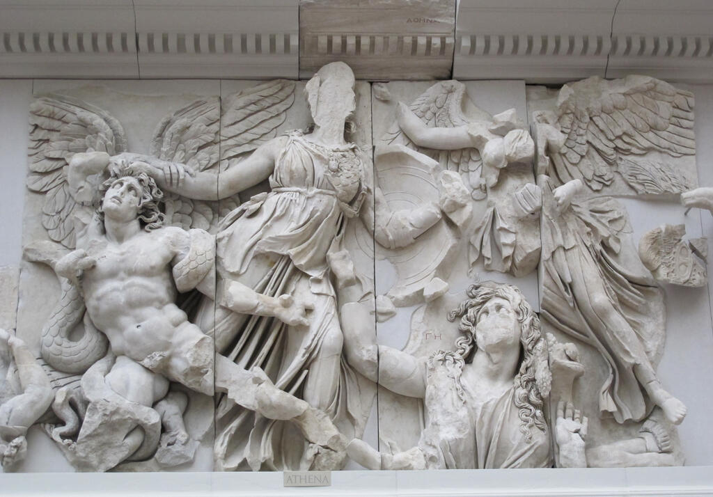 Fregio_della_gigantomachia_02